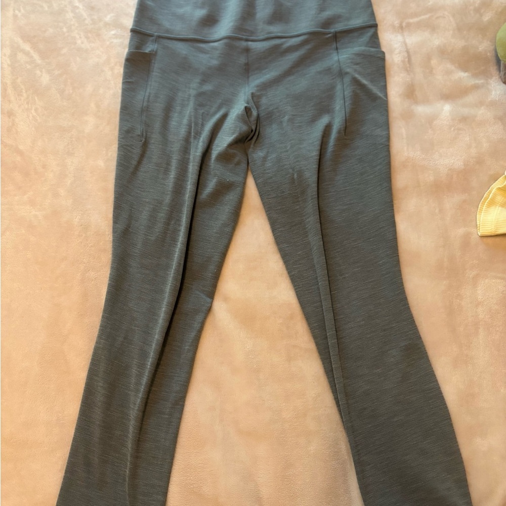 Athleta salutation stash leggings - 7/8 length